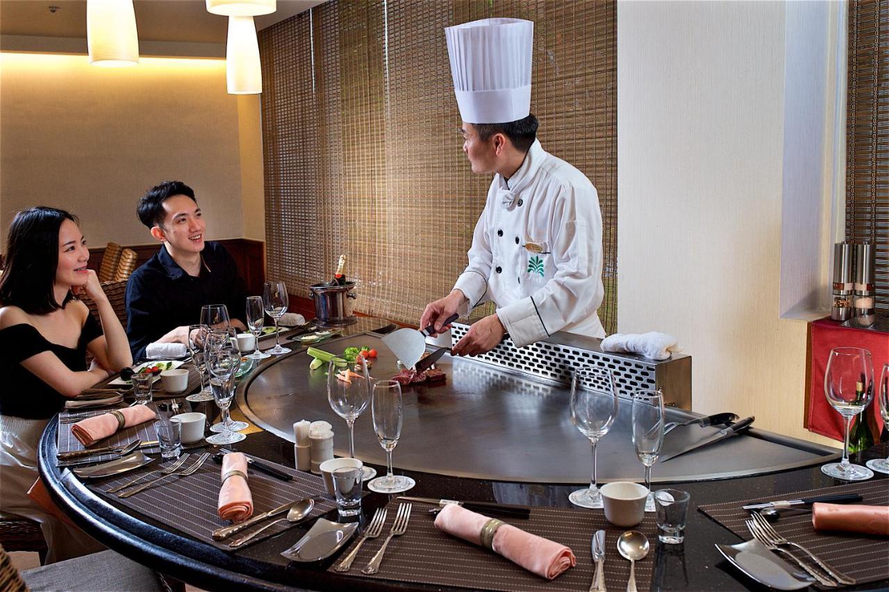 ホテル ロイヤル チーペン Wenquan エクステリア 写真 A chef at work