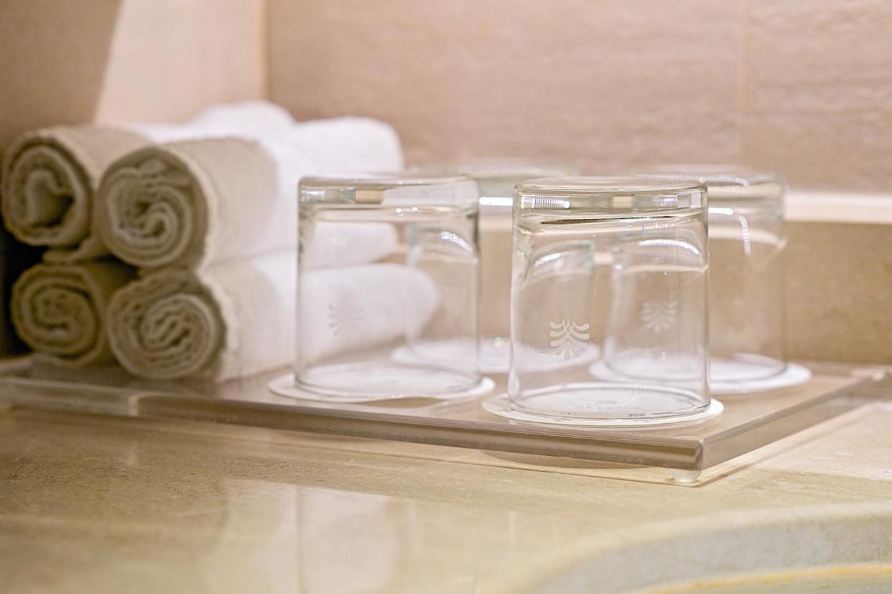 ホテル ロイヤル チーペン Wenquan エクステリア 写真 A set of three glasses