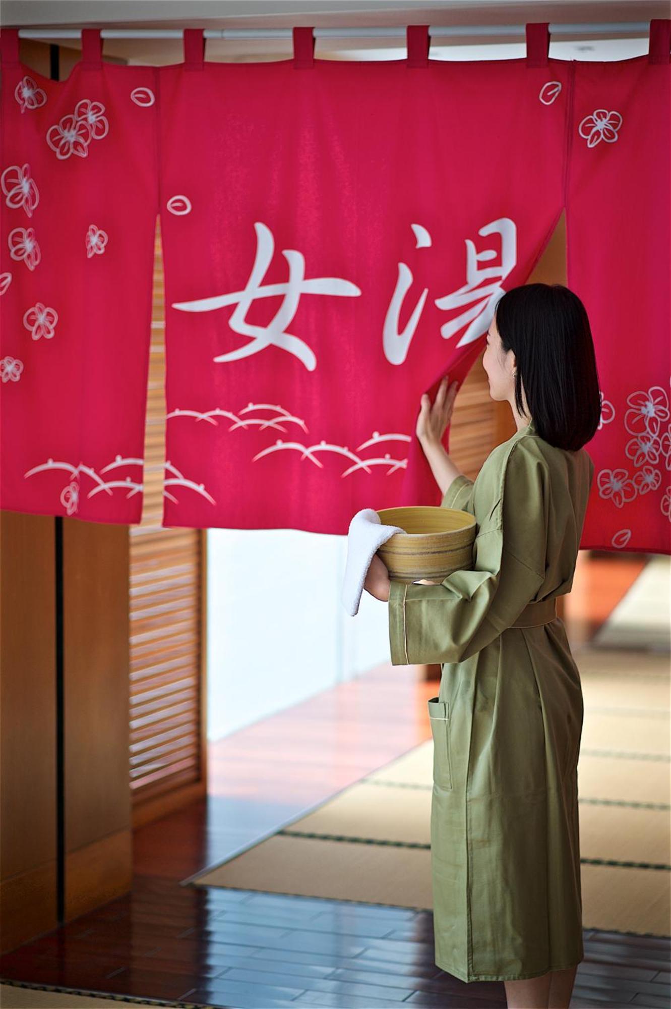 ホテル ロイヤル チーペン Wenquan エクステリア 写真 A woman in a yukata