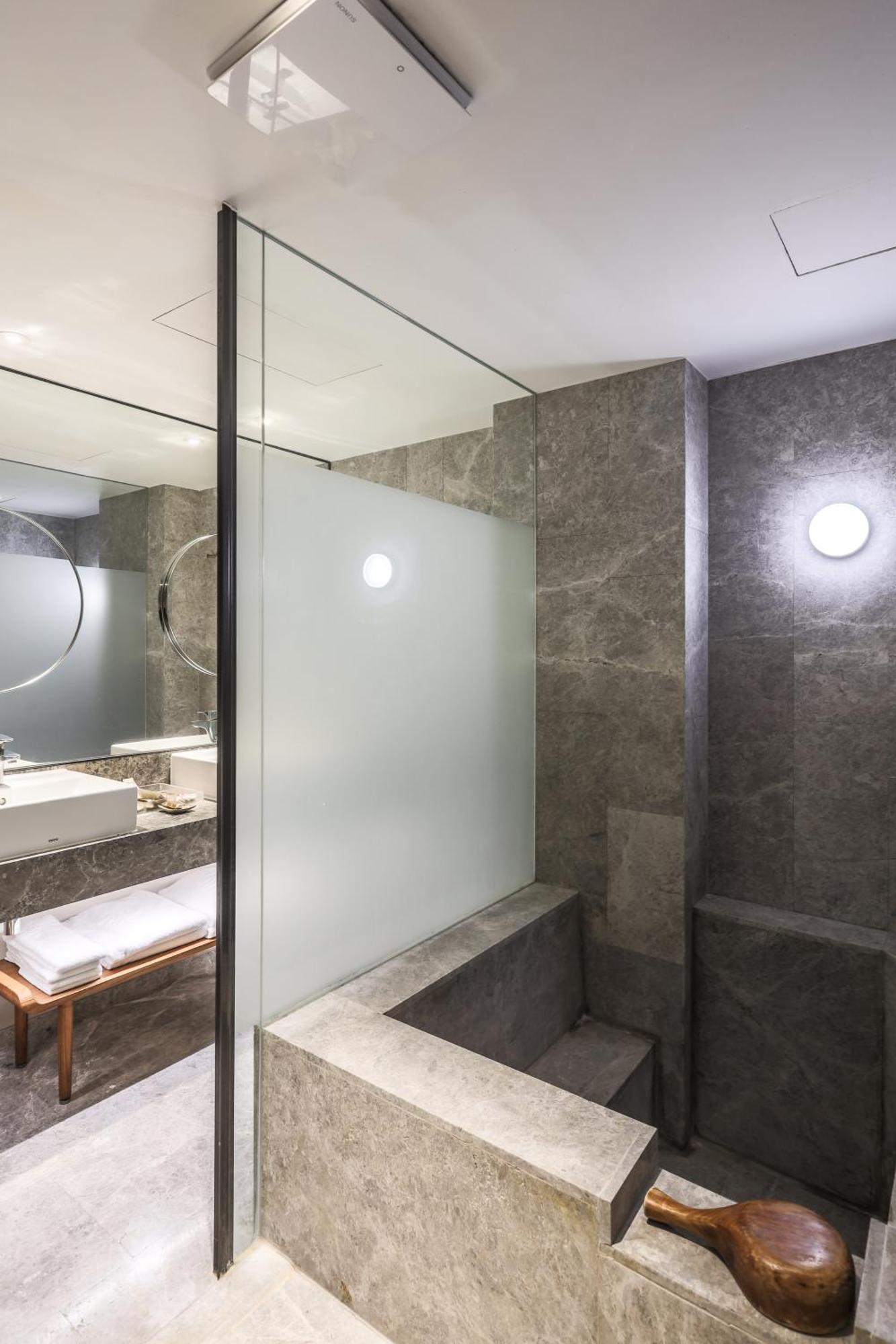 ホテル ロイヤル チーペン Wenquan エクステリア 写真 A bathroom with a glass shower enclosure