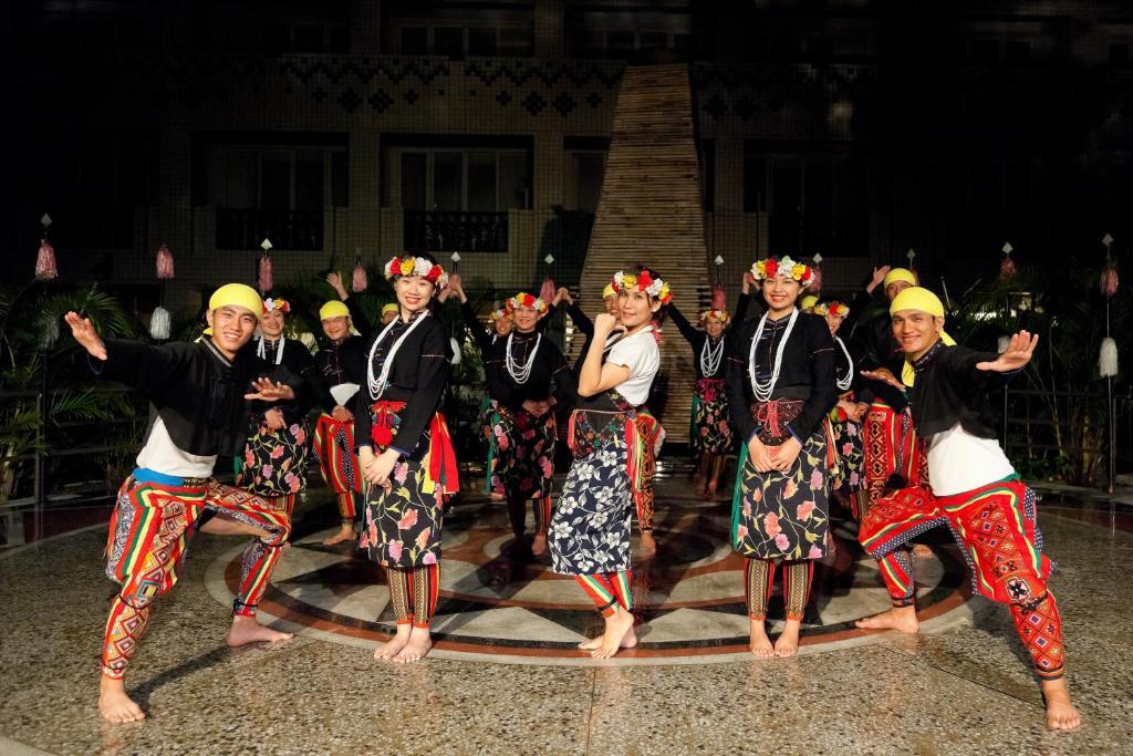 ホテル ロイヤル チーペン Wenquan エクステリア 写真 The Tausug people of Sulu, Philippines, performing the Tausug dance.