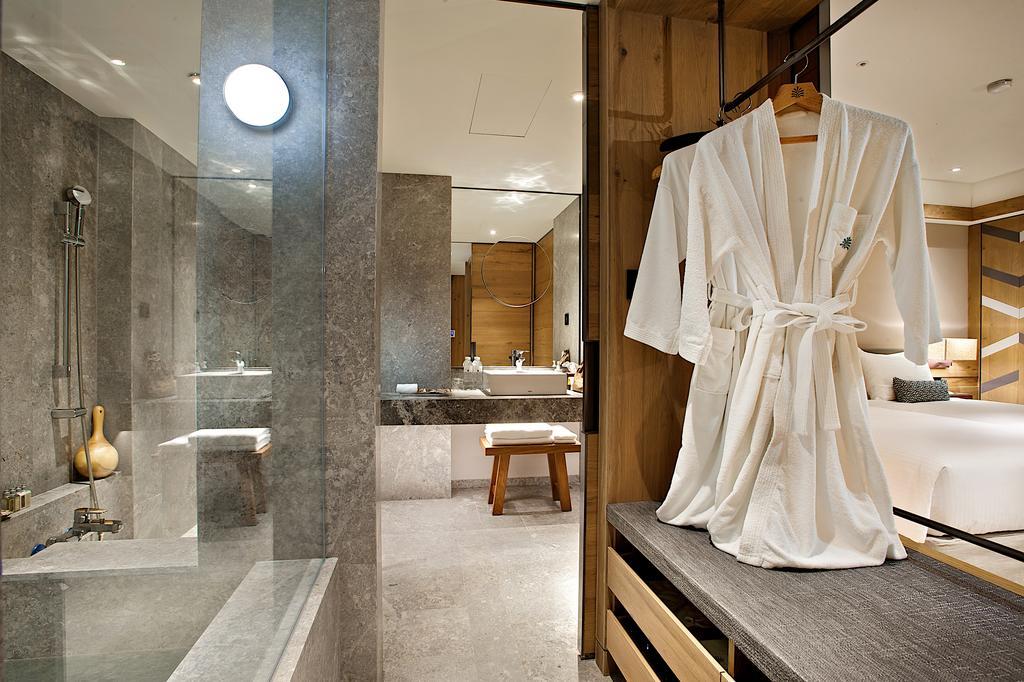 ホテル ロイヤル チーペン Wenquan エクステリア 写真 A bathrobe hanging on a bathroom door