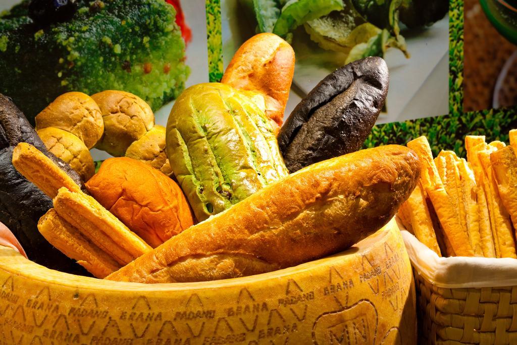 ホテル ロイヤル チーペン Wenquan エクステリア 写真 A selection of Italian bread